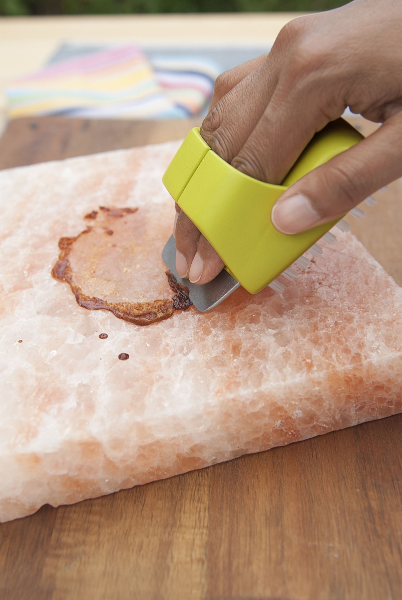 Škrabka s kartáčkem na čištění povrchu himalájské desky